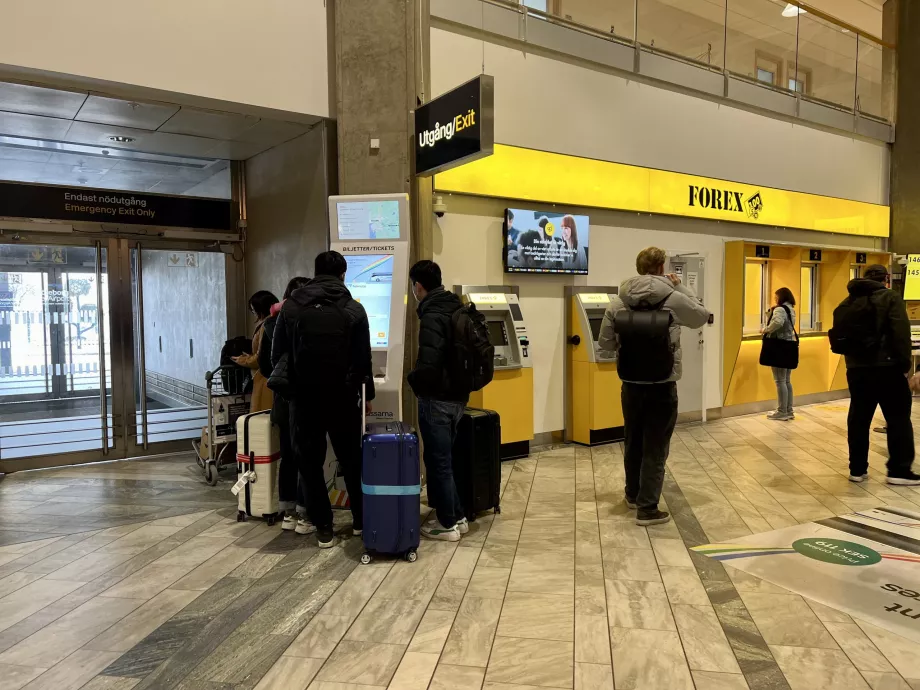 Billetautomat ved siden af vekselkontoret i Göteborg Lufthavn