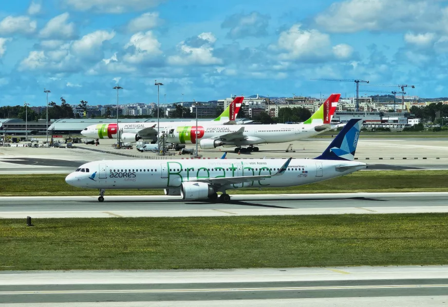 Azores Airlines, Airbus A321 i Lissabon med skiltet "Breathe"