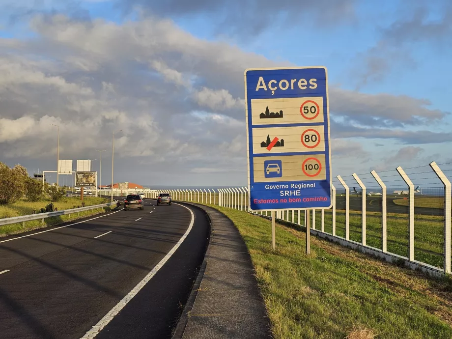 Biludlejning - skilt efter afgang fra Ponta Delgada lufthavn