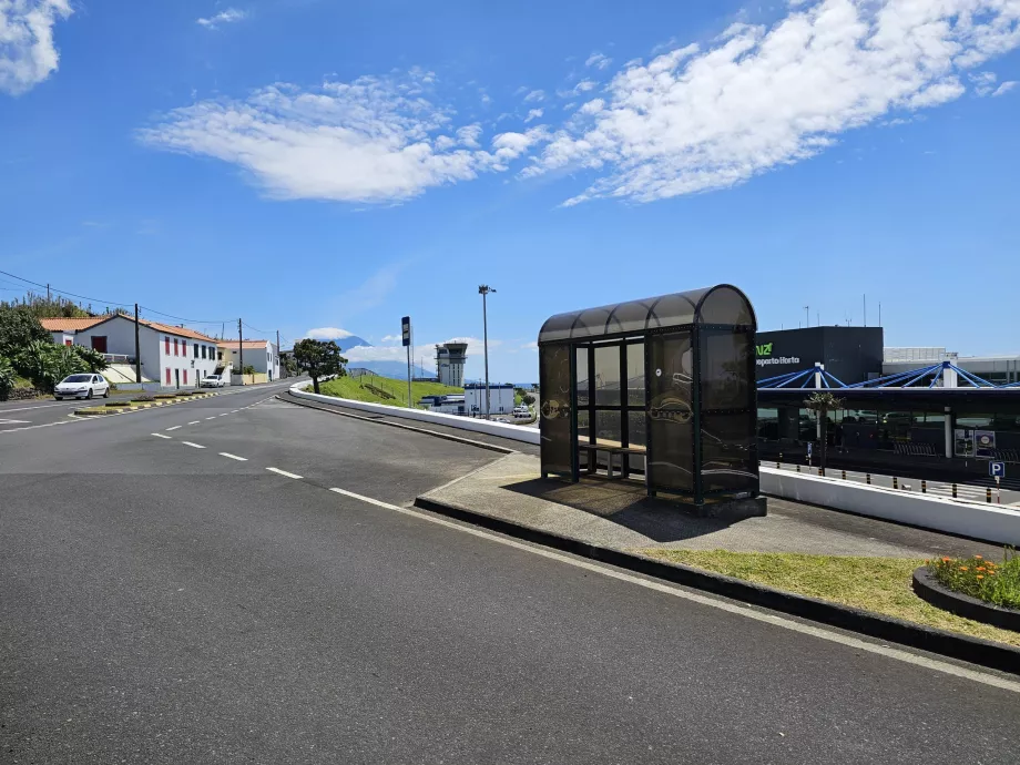 Busstoppested foran Horta Lufthavn