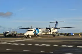 Dash 8 q-400 i Ponta Delgada lufthavn