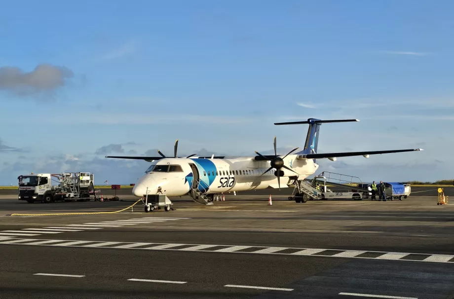 Dash 8 q-400 i Ponta Delgada lufthavn