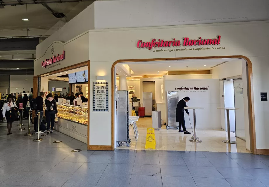 Den eneste café i det offentlige område i Terminal 2