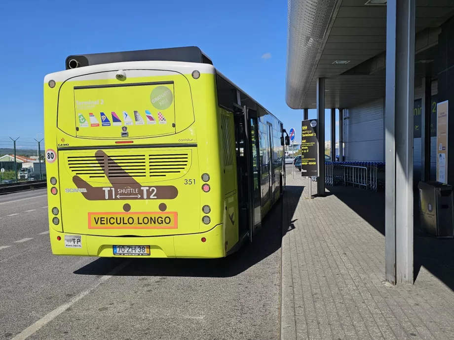 Shuttlebusstoppested foran Terminal 2