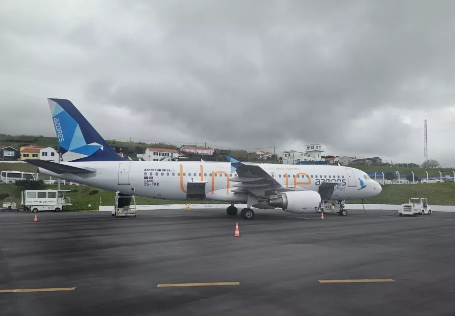 Azores Airlines, Airbus A320 med påskriften "Unique"