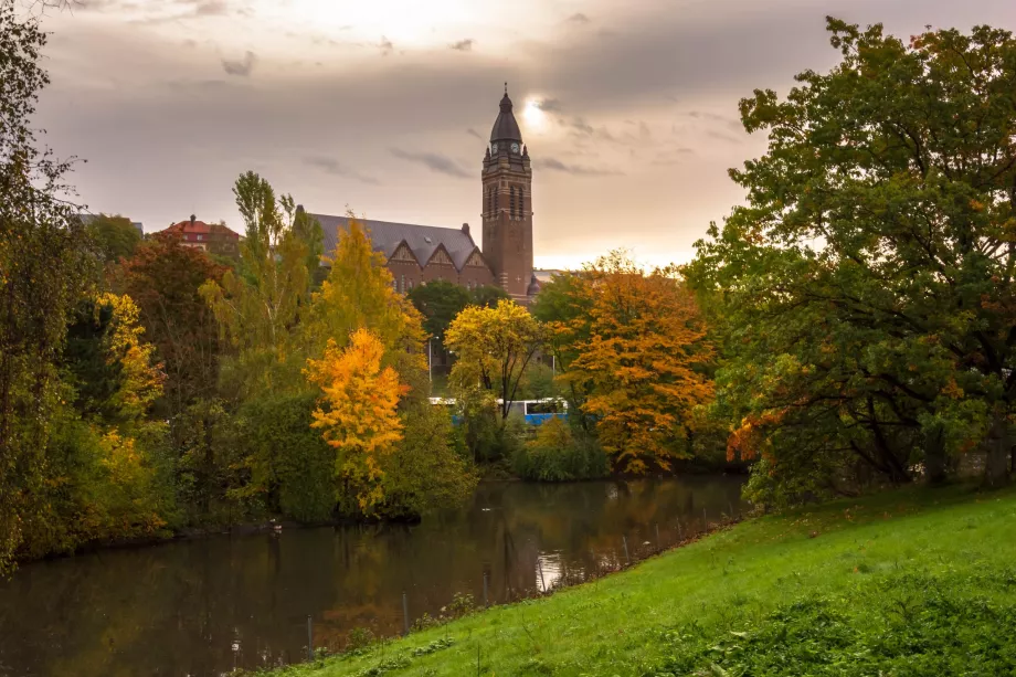 Annedalskyrkan set fra Slottsskogen Park