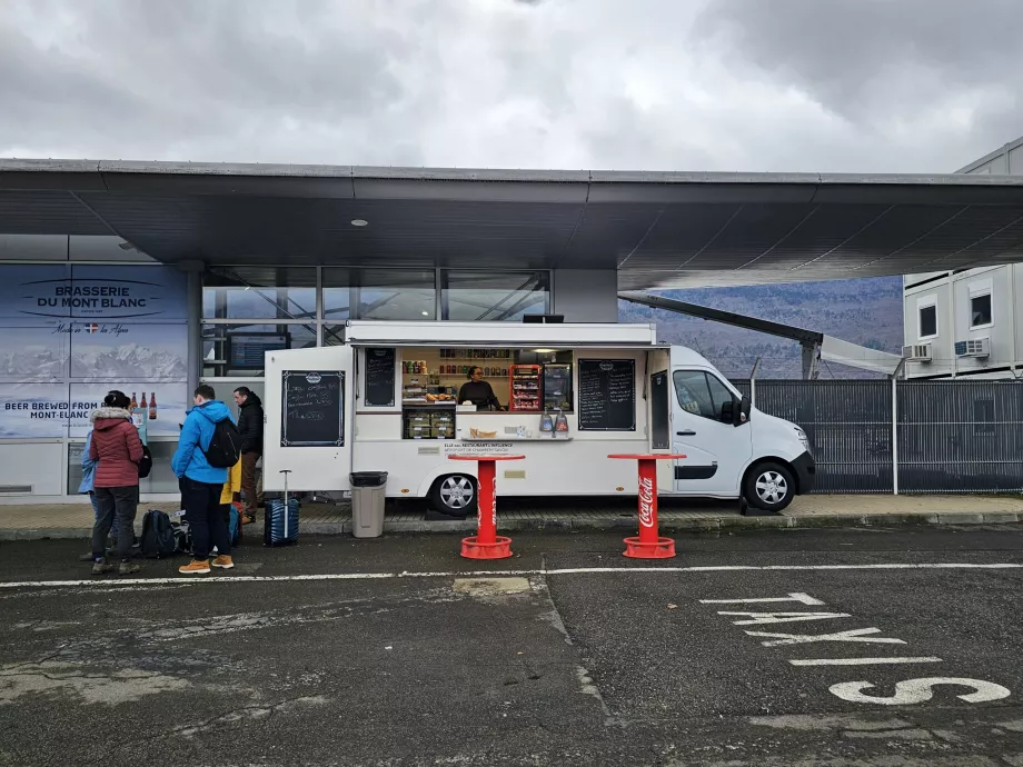 Refreshment stand in front of the arrival hall