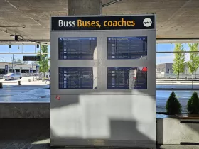 Informationstavler med afgangstider for alle busser