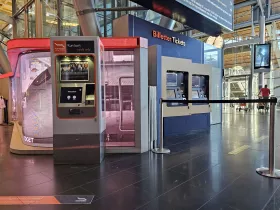 Billetautomater: til venstre Flytoget, til højre tog Vy