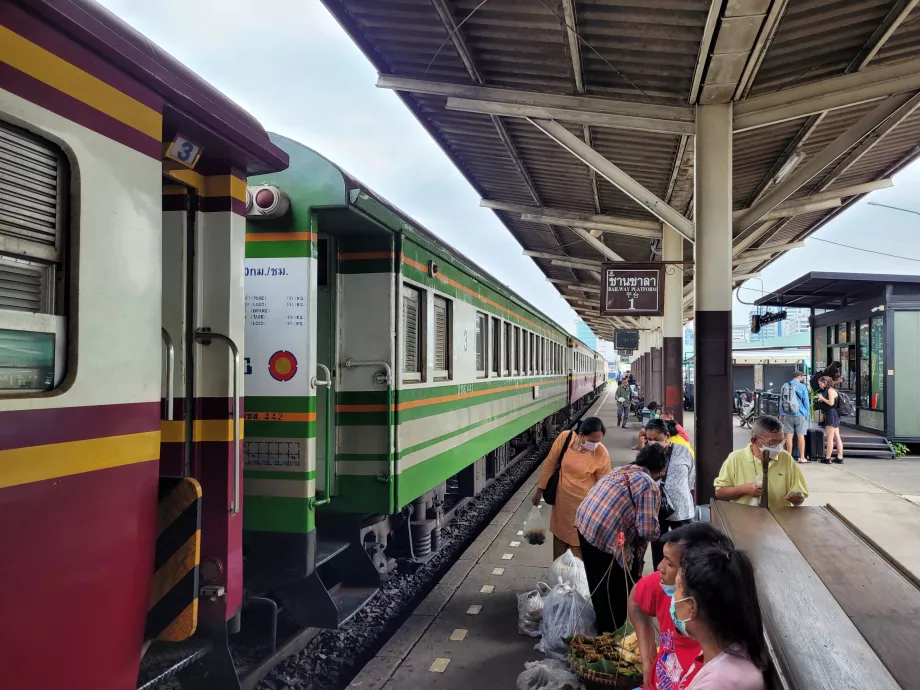 Perron på Thonburi Station