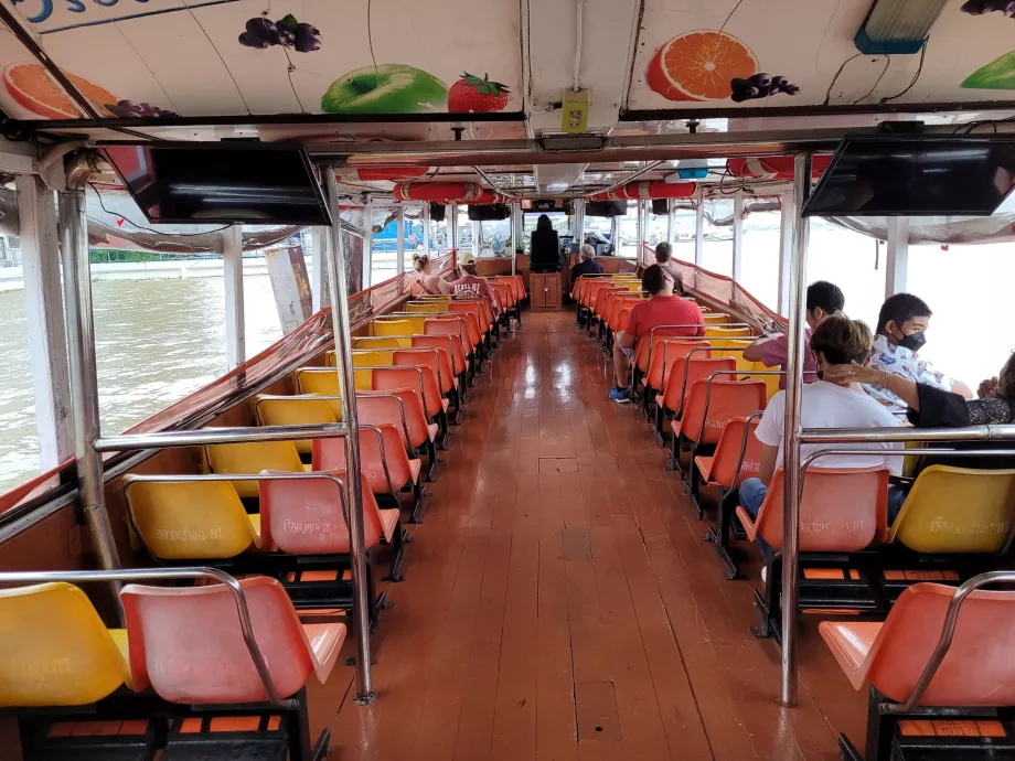 Interiør af Chao Phraya Express-båden