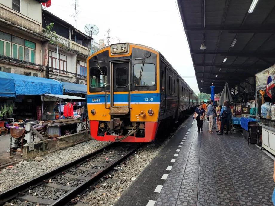 Tog til Wongwian Yai Station