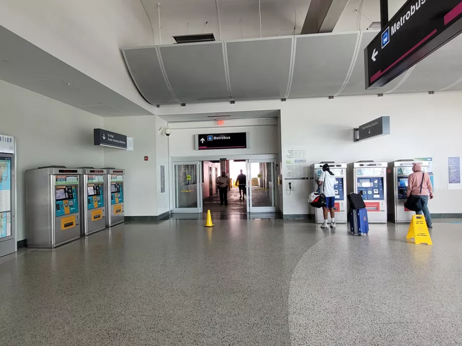 Tri-Rail machines on the left, bus entrance in the middle, metro+bus machines on the right