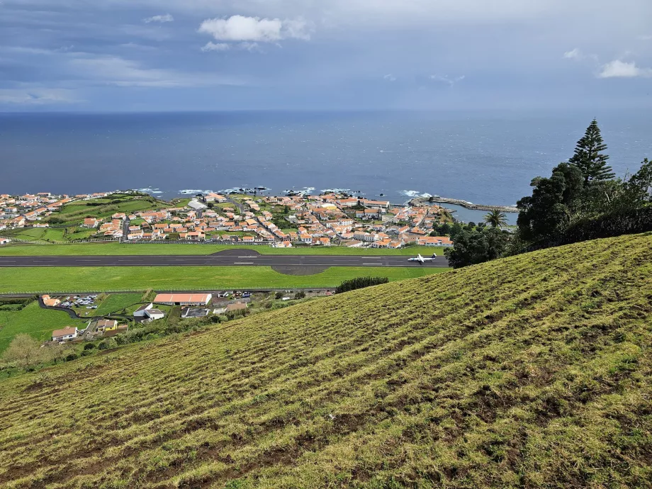 Udsigt over landingsbanen og Santa Cruz das Flores