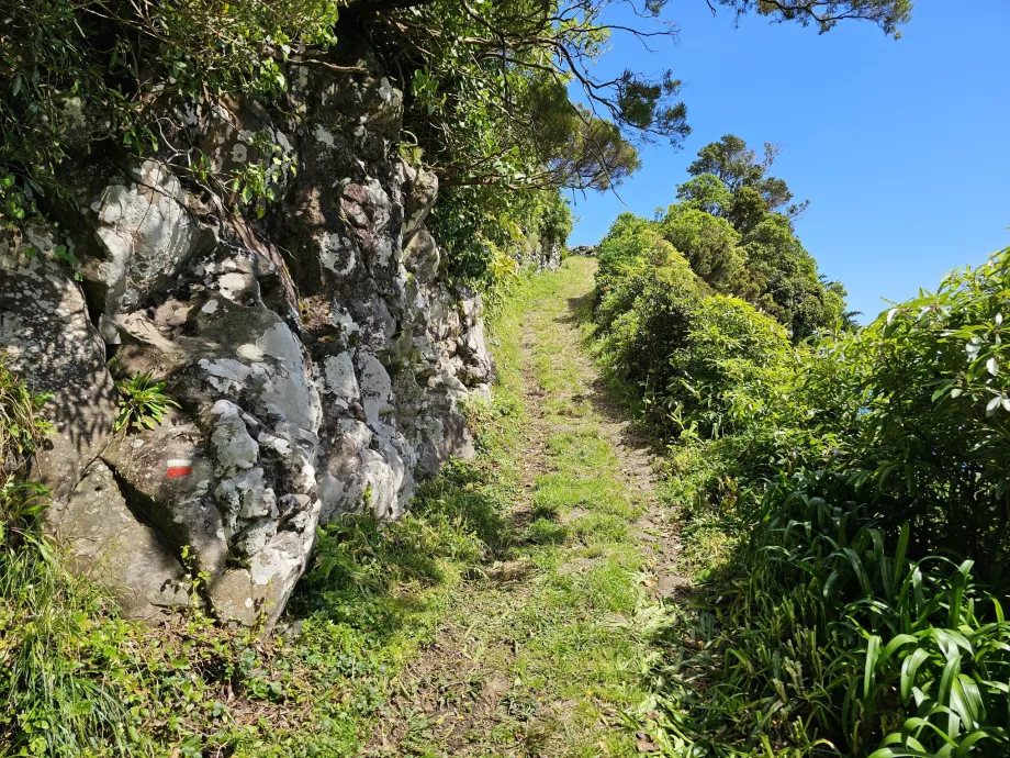 Mærke på klippen, trilho Ponta Ruiva-Cedros