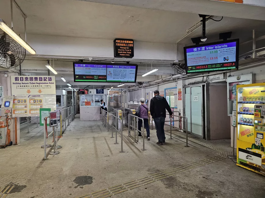 Ombordstigning på færgen via turnstiles med Octopus Card