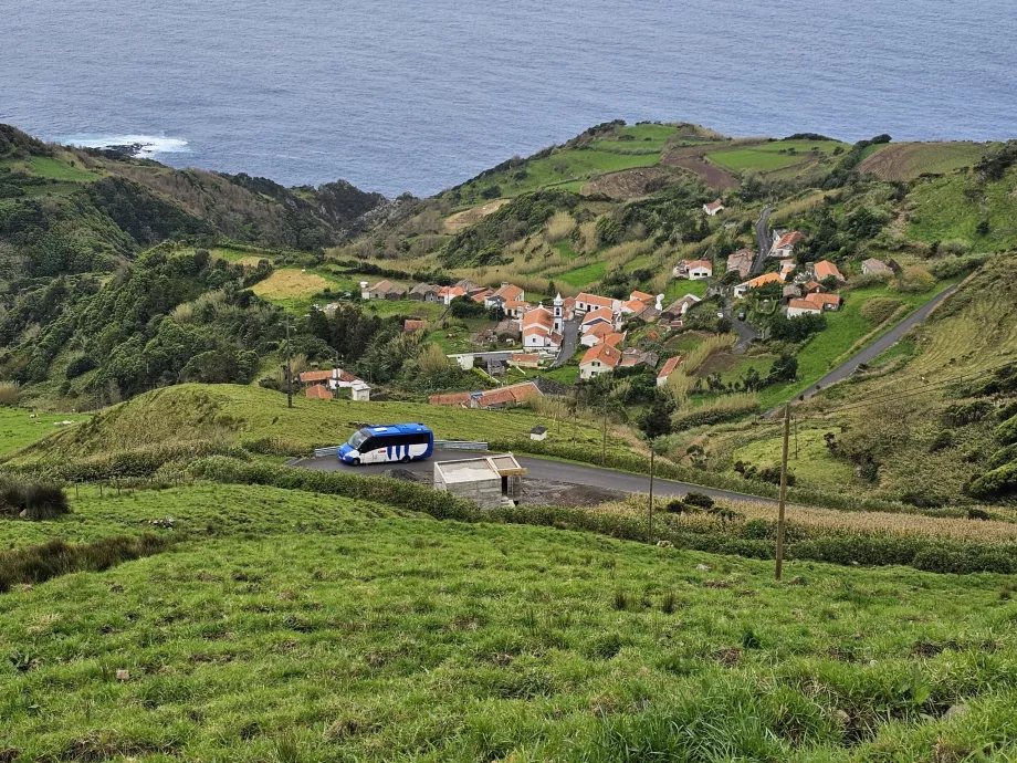 Bus over landsbyen Lajedo