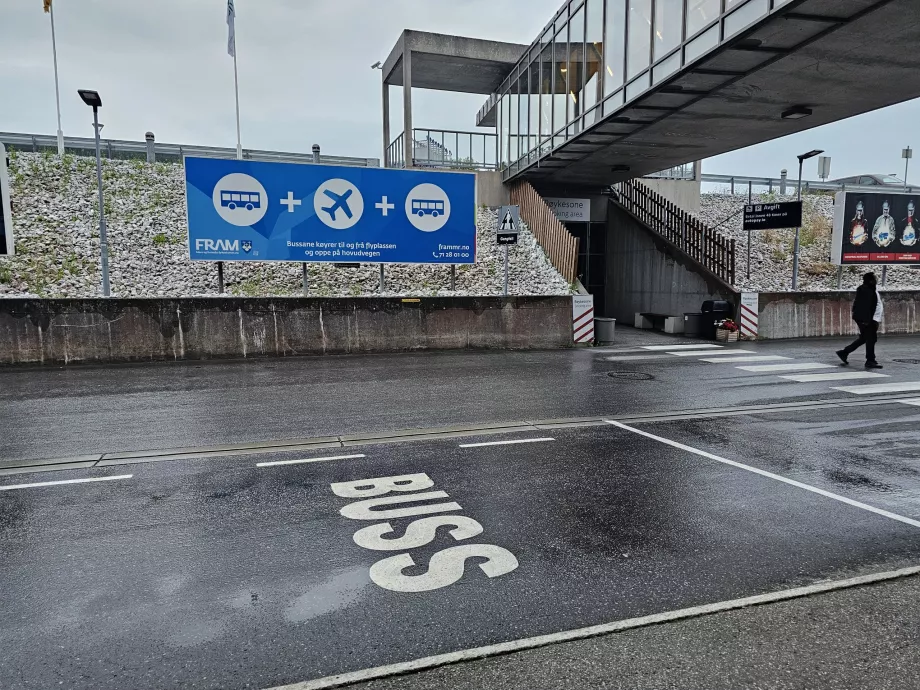 Busstoppested fra byen (retning Kristiansund og mere)