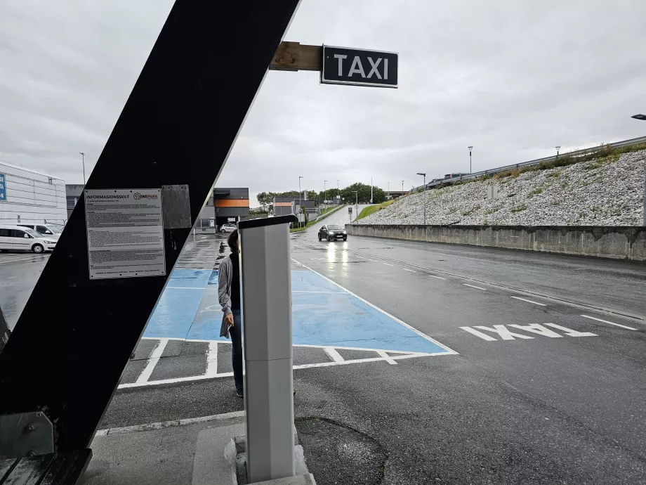 Taxaholdeplads, Molde lufthavn