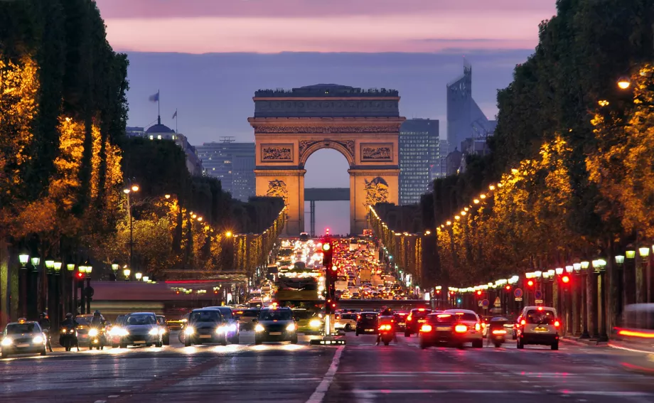 Champs Elysees om aftenen