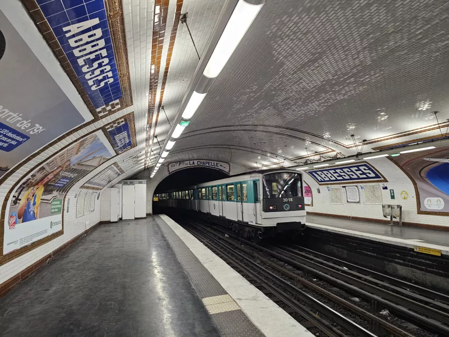 Metrotog ved Abbesses station