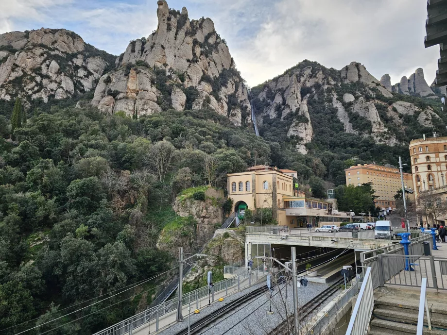 Svævebanestation ved Montserrat-klosteret