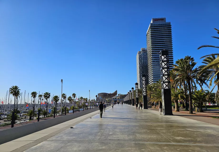 Promenade langs Bogatell-stranden