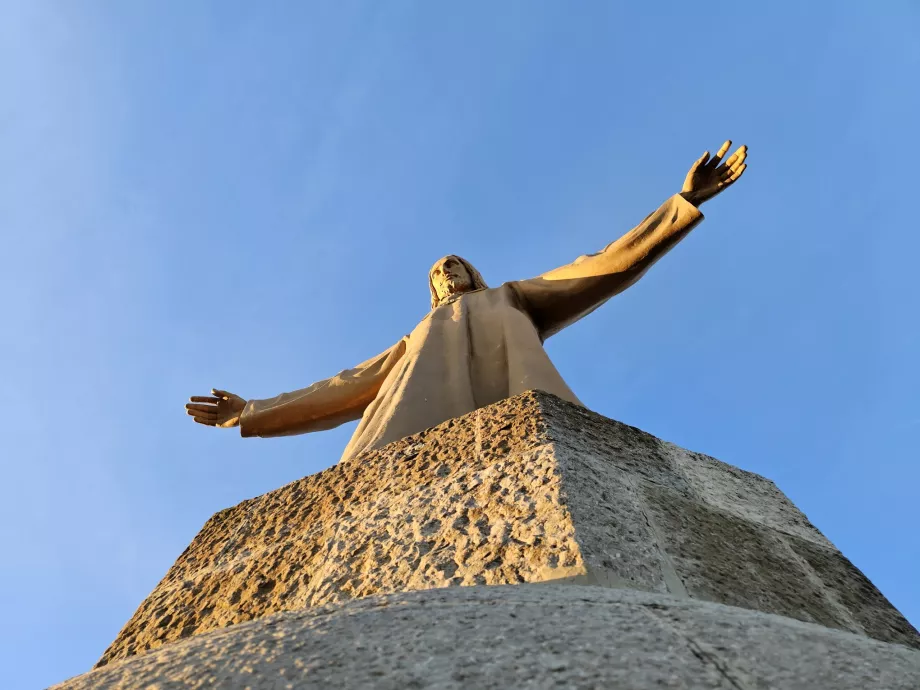 Statuen af Kristus på toppen af tempeltårnet