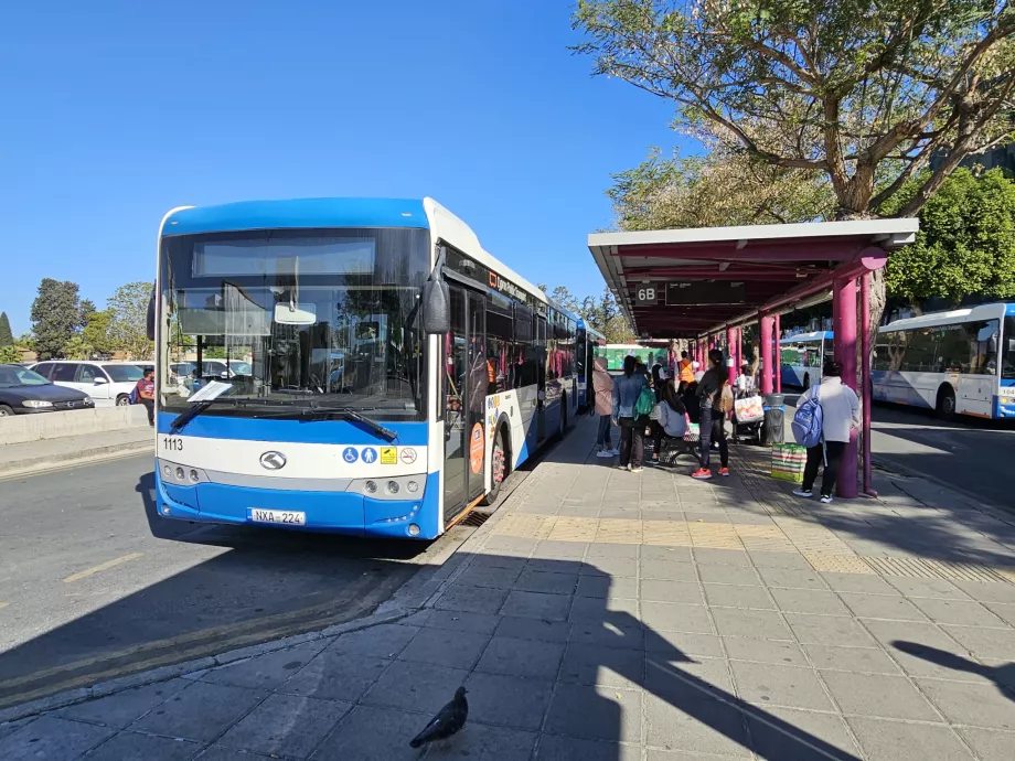 Cyperns offentlige transport - offentlige transportbusser i Larnaca og Nicosia