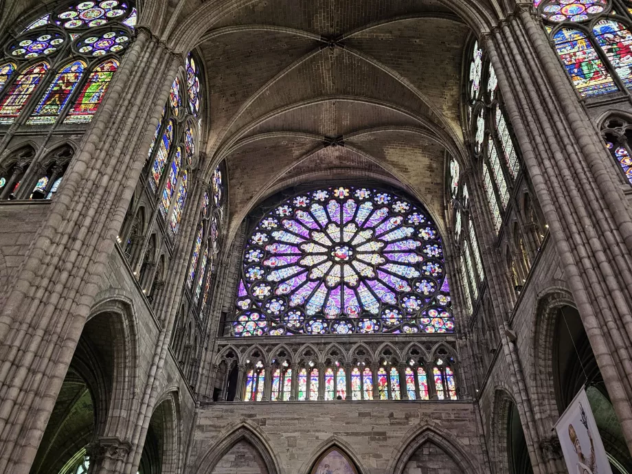 Farvede glasvinduer i Saint-Denis