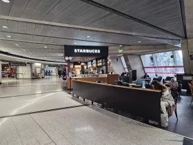 Starbucks, Terminal 1, offentligt område