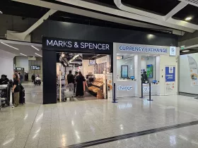 Supermarked og valutaveksling i ankomsthallen i Terminal 1