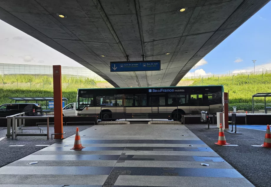 Bus nummer 350 foran Terminal 1