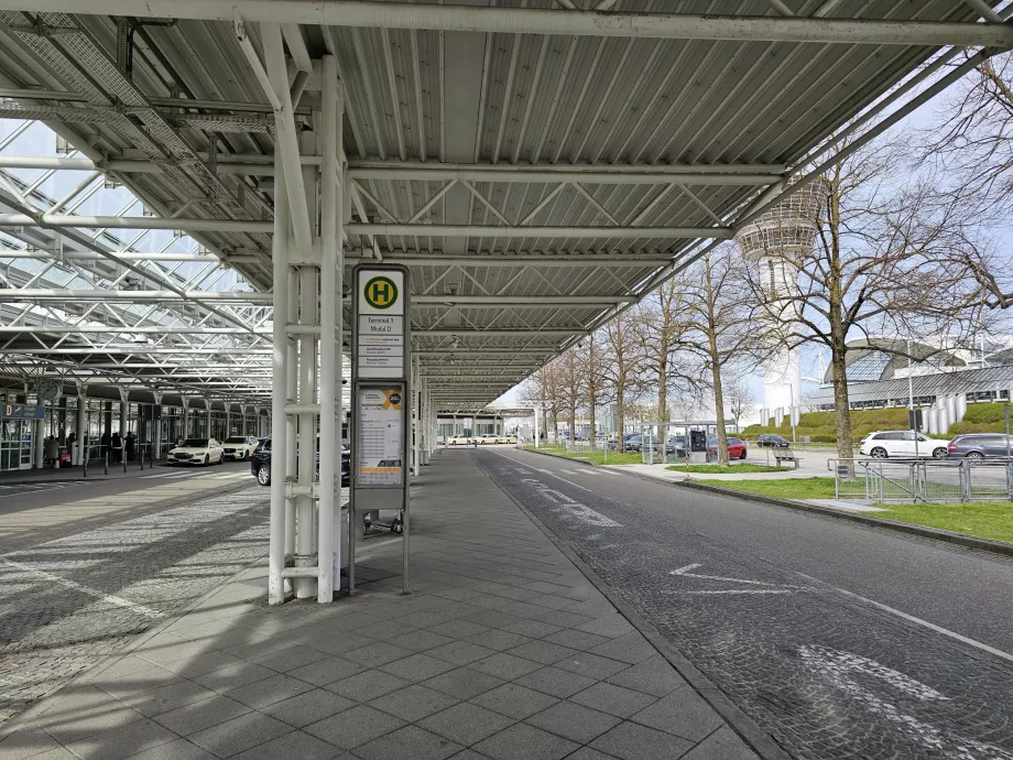 Lufthansa CityBus stopper foran Terminal 1