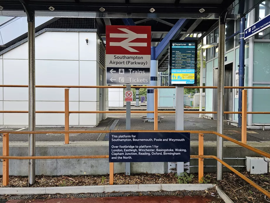 Entrance to Southampton Airport Parkway Station