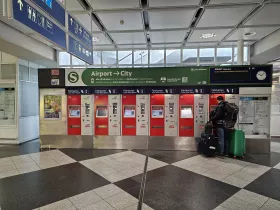 Billetautomater til offentlig transport foran indgangen til perronen