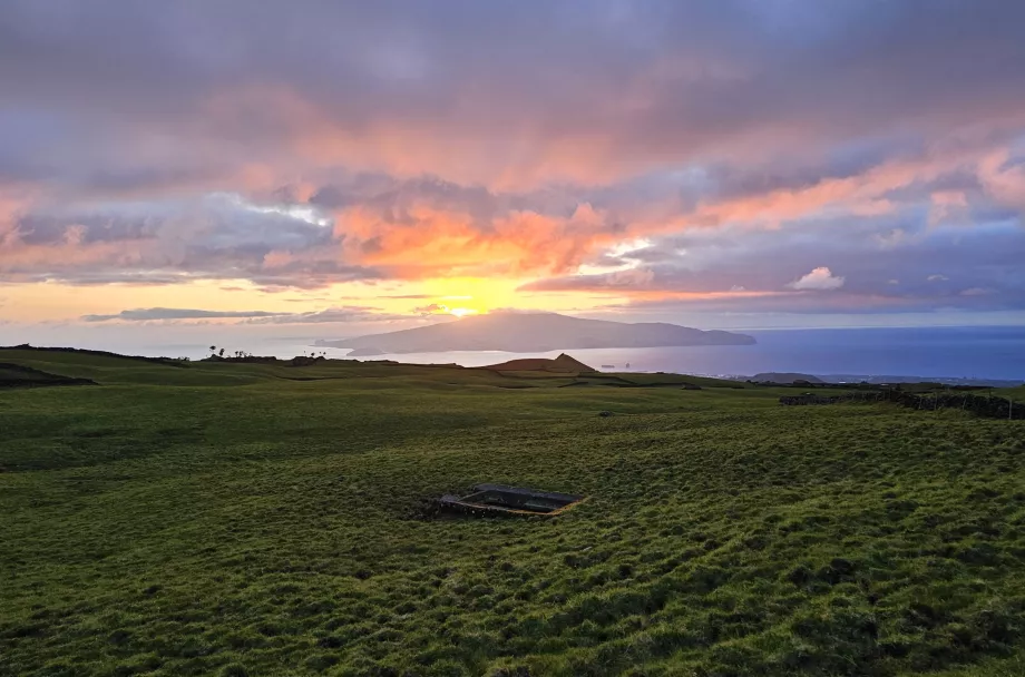 Solnedgang over øen Faial