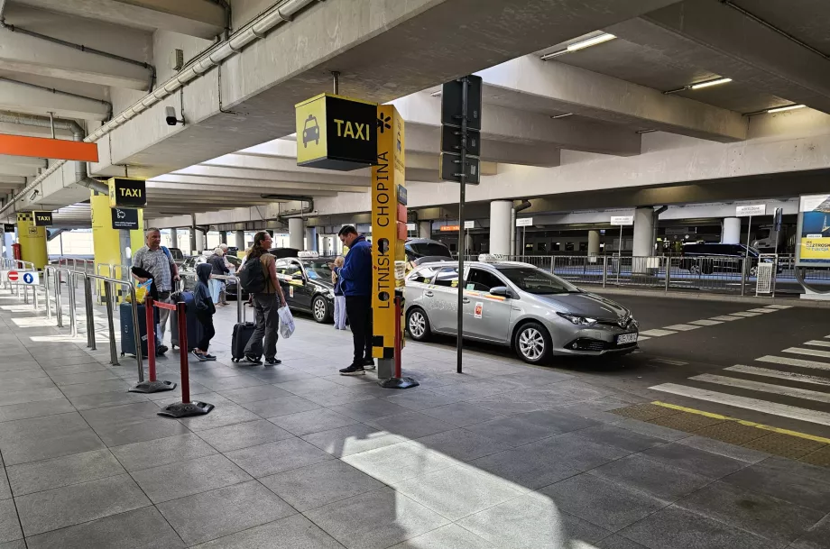 Taxaholdeplads foran ankomsthallen