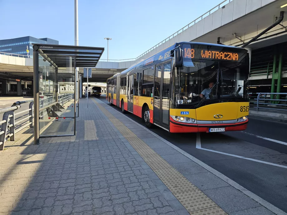 Buslinje 148 foran ankomsthallen