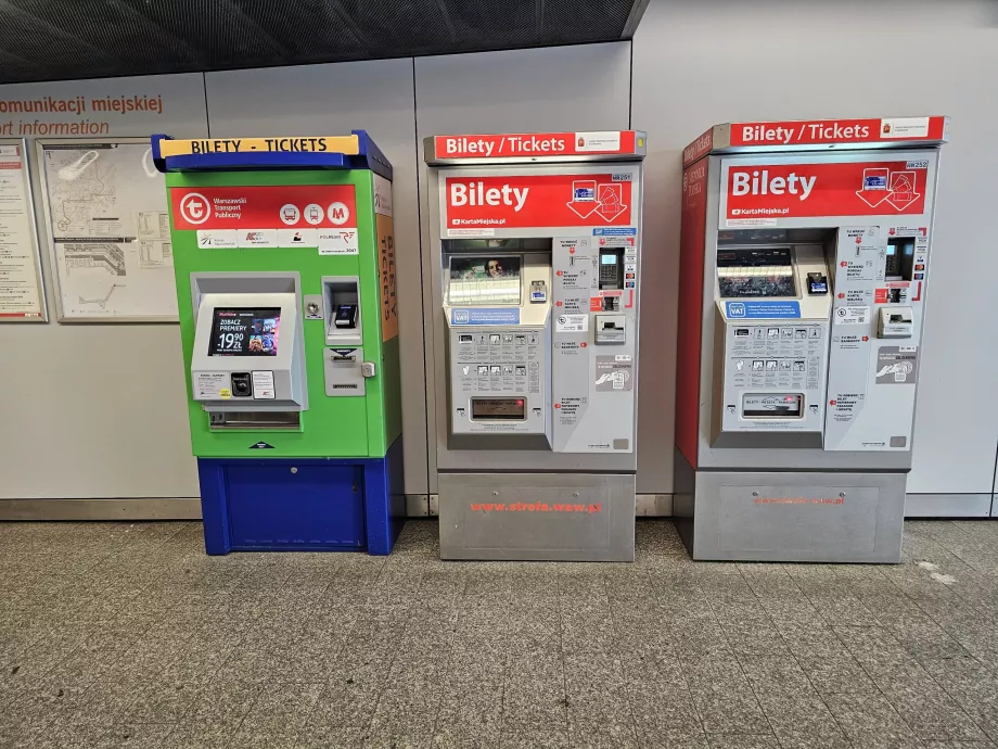 Billetautomater på togstationen (til venstre for RL-linjen, til højre for S-SKM-linjerne)