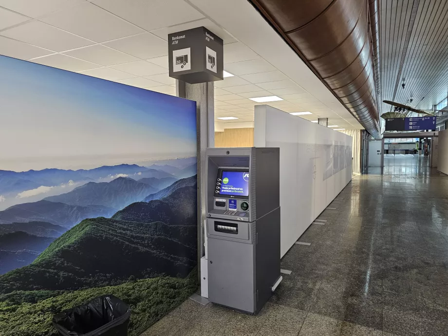 NLB ATM, Offentligt område, Ankomst