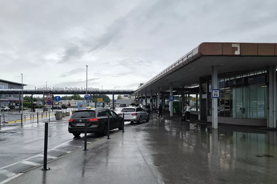 Taxaholdeplads foran ankomsthallen