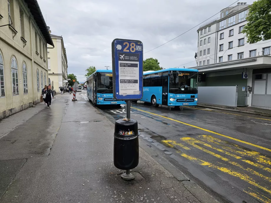 Busstoppested i lufthavnen nær hovedbanegården