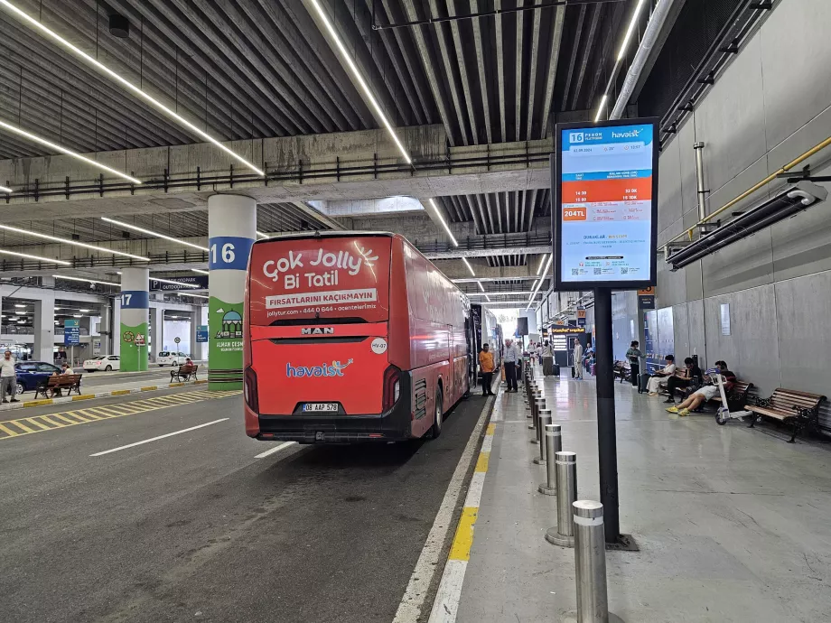 Busstoppested ved lufthavnen - linje mod Taksim (centrum)