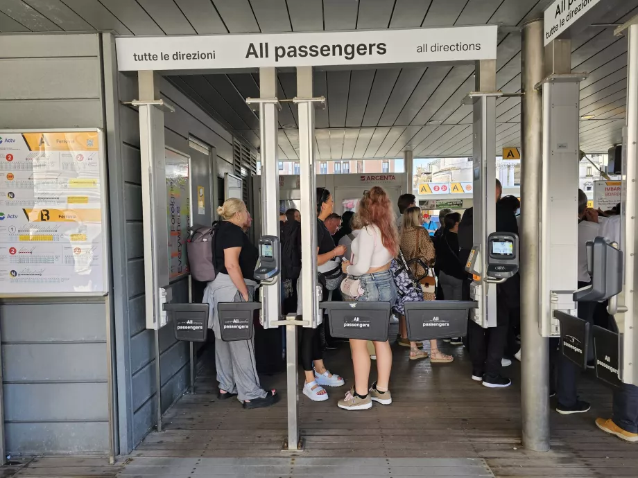 Drejekors ved indgangen til havnen foran stationen