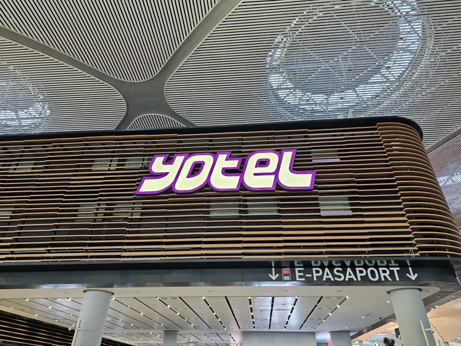 Yotel, offentlig del