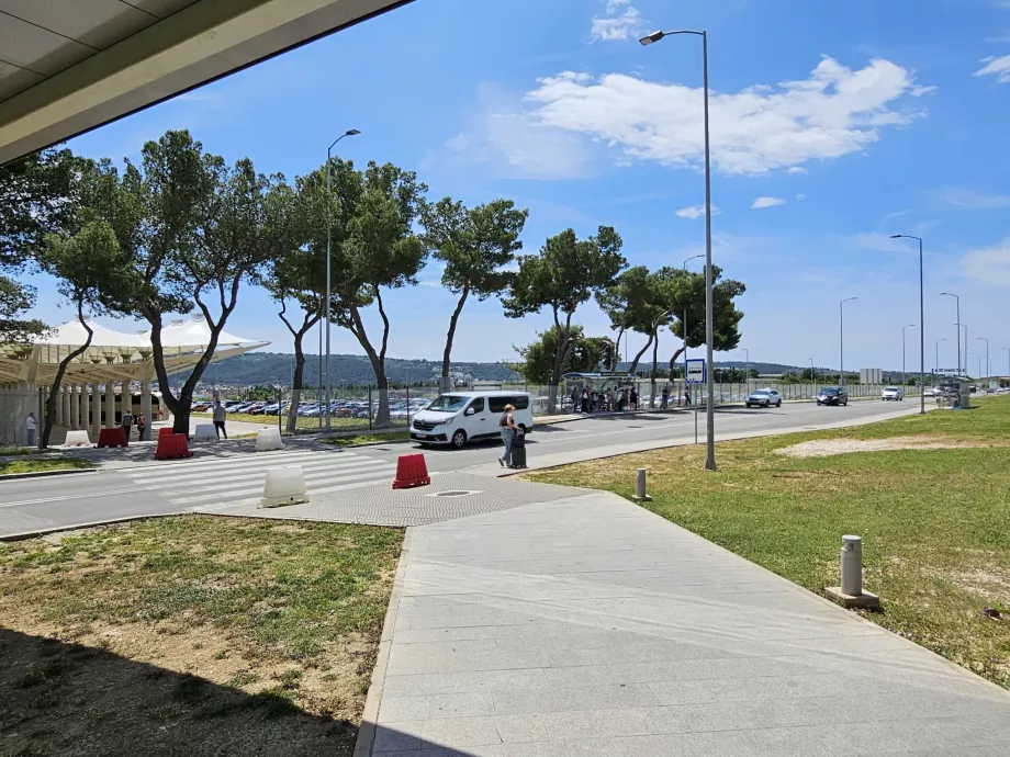 Vejen til busstoppestederne 37. Højre stop i retning af Trogir, venstre i retning af Split