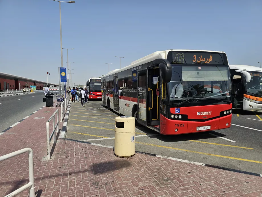 Busstoppested foran Terminal 2