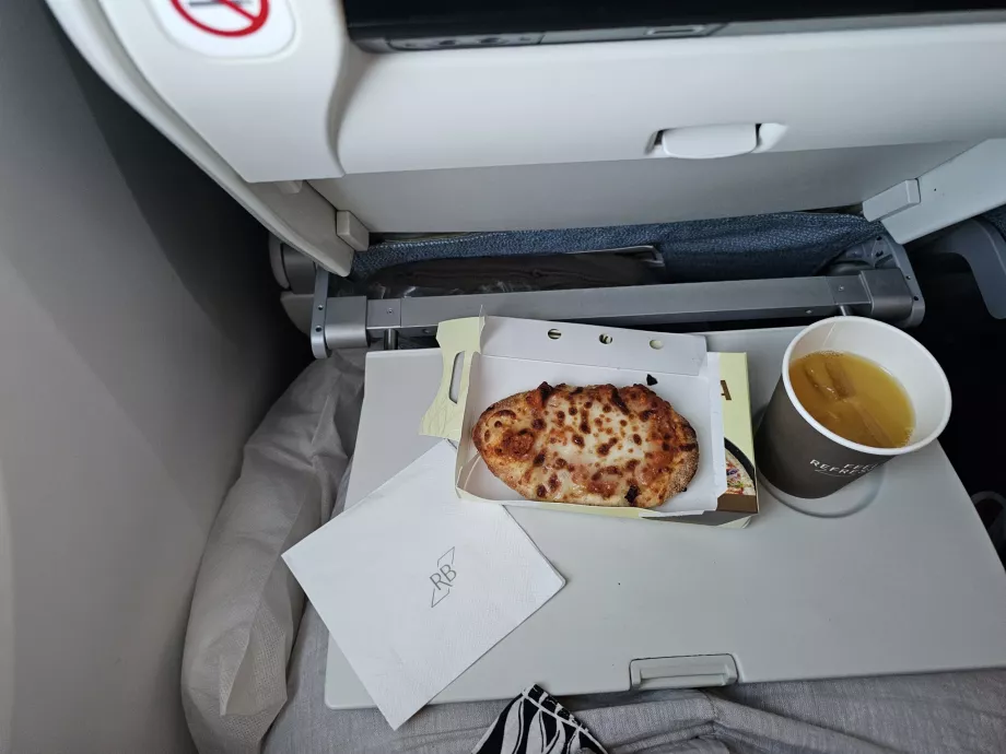 Snack før landing på en langdistanceflyvning med Royal Brunei Airlines