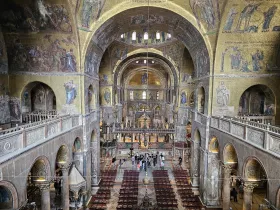 Udsigt over basilikaen fra galleriet